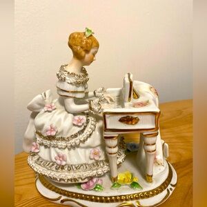 ANTIQUE UNTERWEISSBACH GERMAN PORCELAIN DRESDENt LACE lady